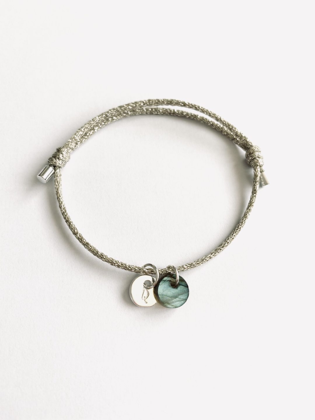 bracelet-cordon-metallise-gris-medaille-grave-argent-labradorite-personnalise-cadeau-femme-mere-fille-bijoux