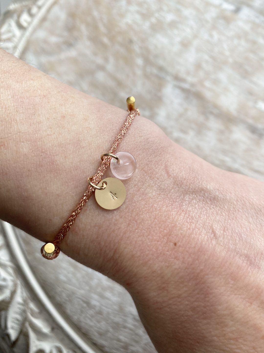 bracelet-cordon-metallise-rose-medaille-grave-dore-quartz-rose-personnalise-cadeau-bijoux-femme-mere-fille