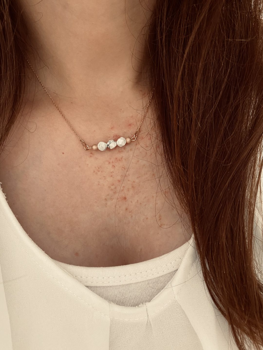 collier-dore-rose-howlites-facettees-perles-diamantees-bijoux-cadeau-femme-noel-anniversaire-saint-valentin