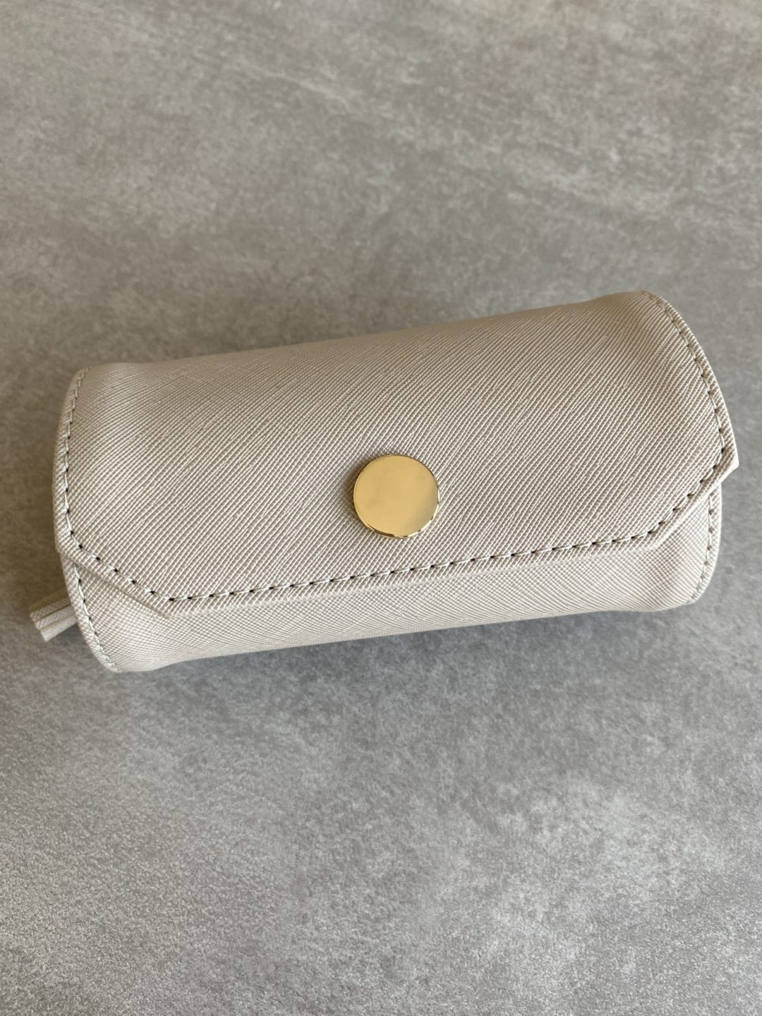 trousse-bijoux-beige-taupe-rouleau-simili-cuir-cadeau-femme-noel-anniversaire-saint-valentin