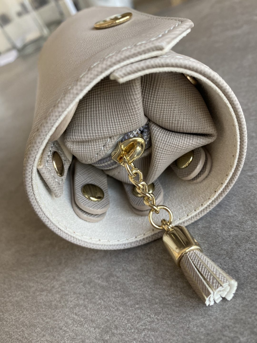 trousse-bijoux-beige-taupe-rouleau-simili-cuir-cadeau-femme-noel-anniversaire-saint-valentin