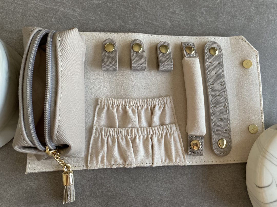 trousse-bijoux-beige-taupe-rouleau-simili-cuir-cadeau-femme-noel-anniversaire-saint-valentin