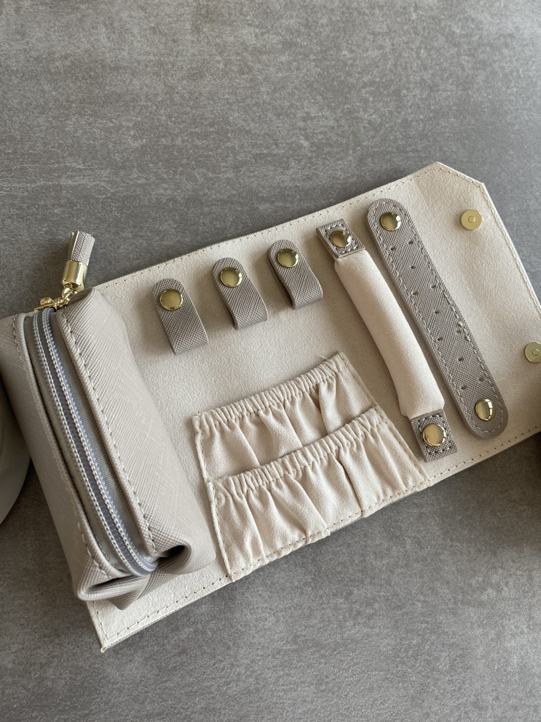 trousse-bijoux-beige-taupe-rouleau-simili-cuir-cadeau-femme-noel-anniversaire-saint-valentin