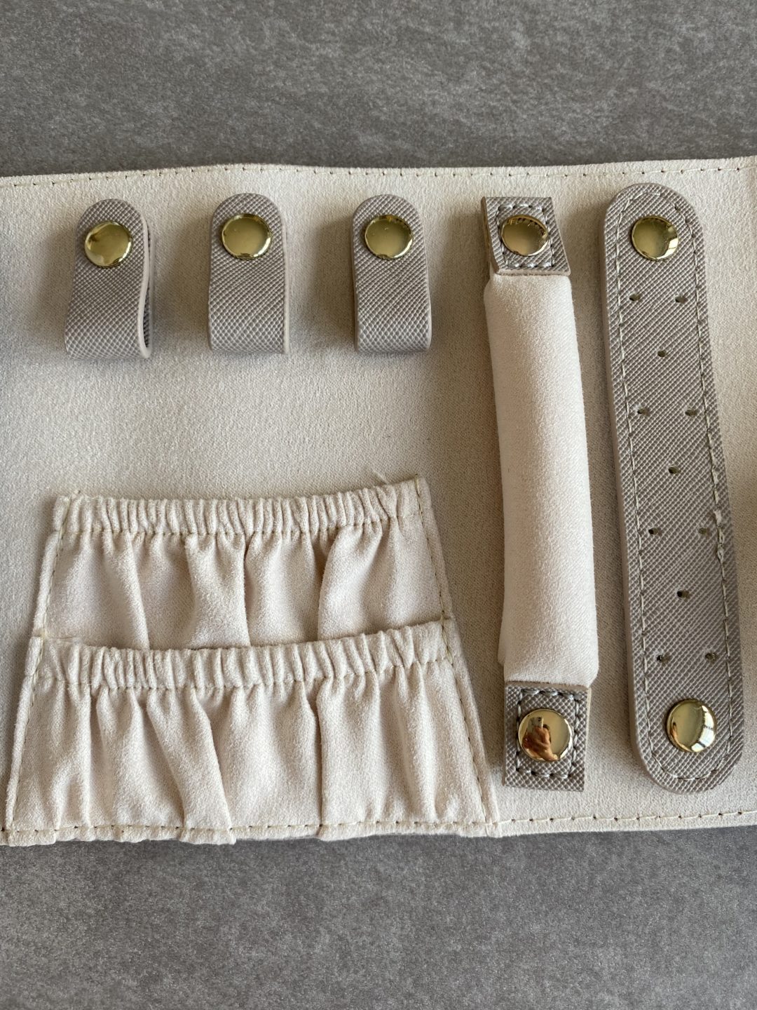 trousse-bijoux-beige-taupe-rouleau-simili-cuir-cadeau-femme-noel-anniversaire-saint-valentin