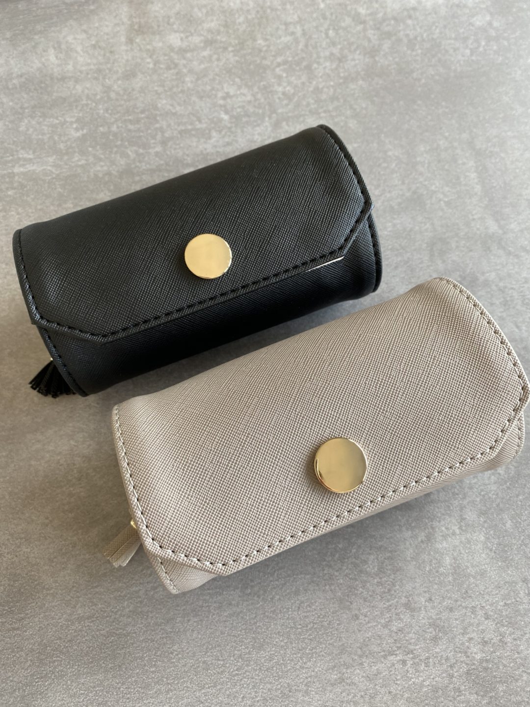 trousse-bijoux-beige-taupe-rouleau-simili-cuir-cadeau-femme-noel-anniversaire-saint-valentin