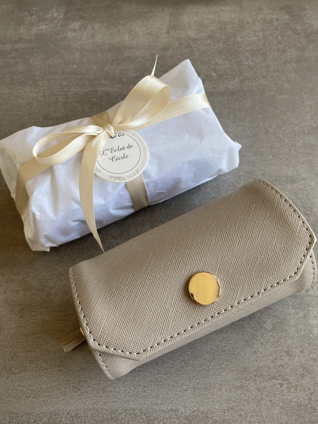 trousse-bijoux-beige-taupe-rouleau-simili-cuir-cadeau-femme-noel-anniversaire-saint-valentin