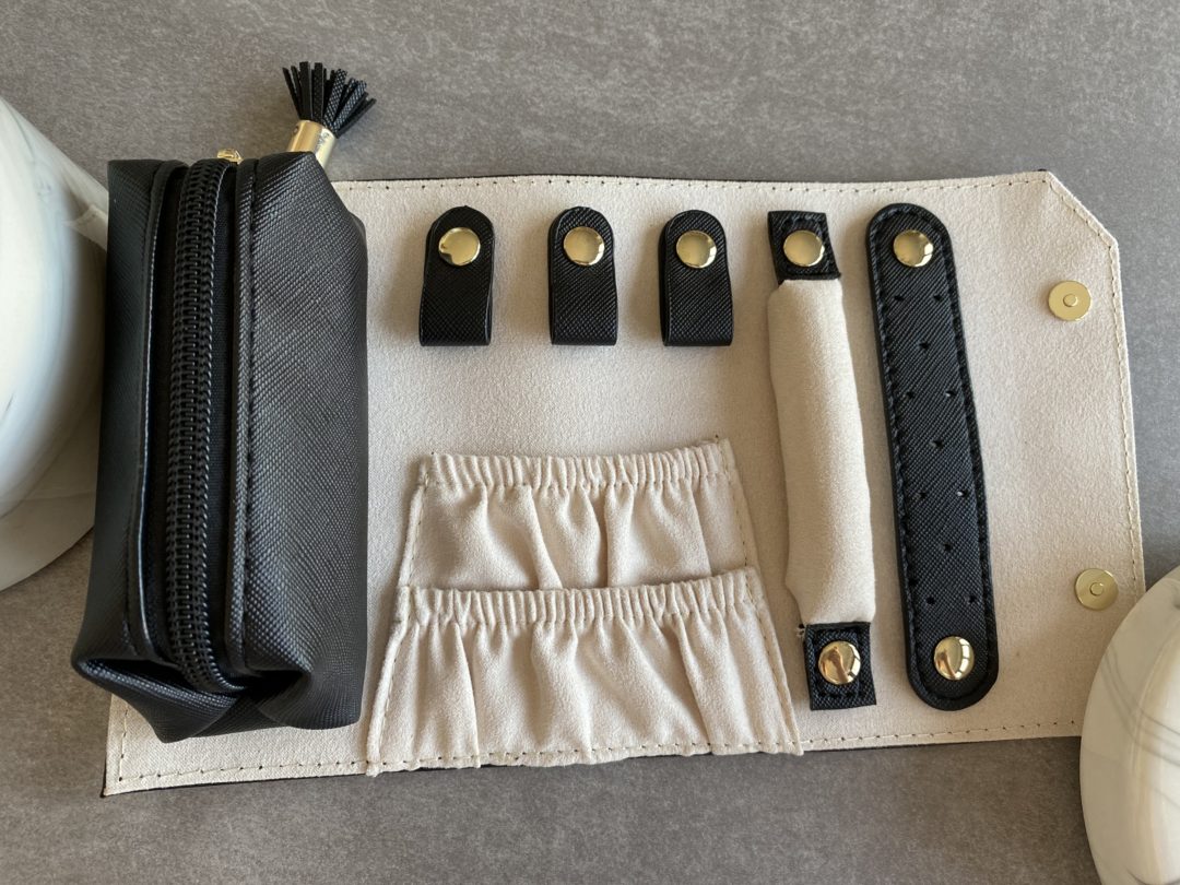 trousse-bijoux-noire-beige-rouleau-simili-cuir-cadeau-femme-anniversaire-noel-saint-valentin