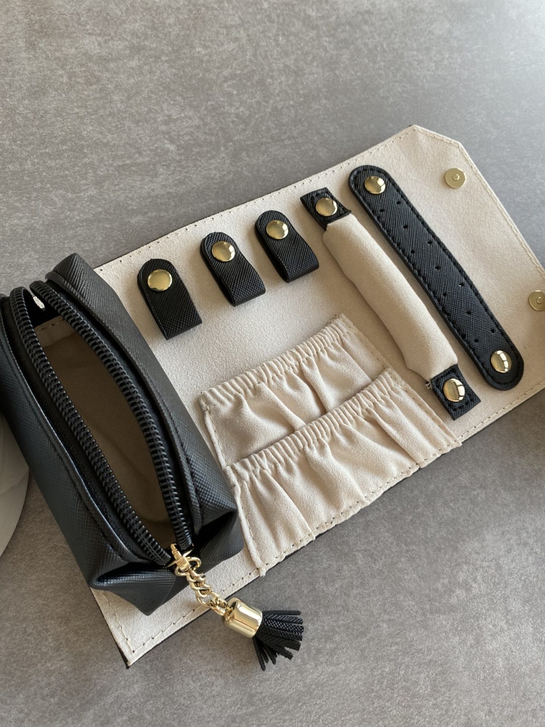 trousse-bijoux-noire-beige-rouleau-simili-cuir-cadeau-femme-anniversaire-noel-saint-valentin