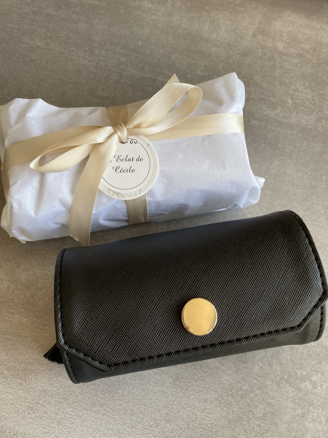 trousse-bijoux-noire-beige-rouleau-simili-cuir-cadeau-femme-anniversaire-noel-saint-valentin