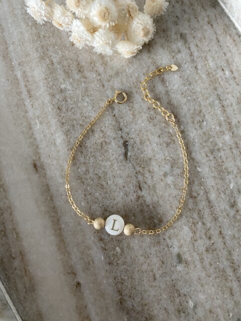 bracelet-gold-filled-dore-or-plaque-or-lettre-initiale-nacre-perle-diamantee-coeur-cadeaux-bijoux-femme