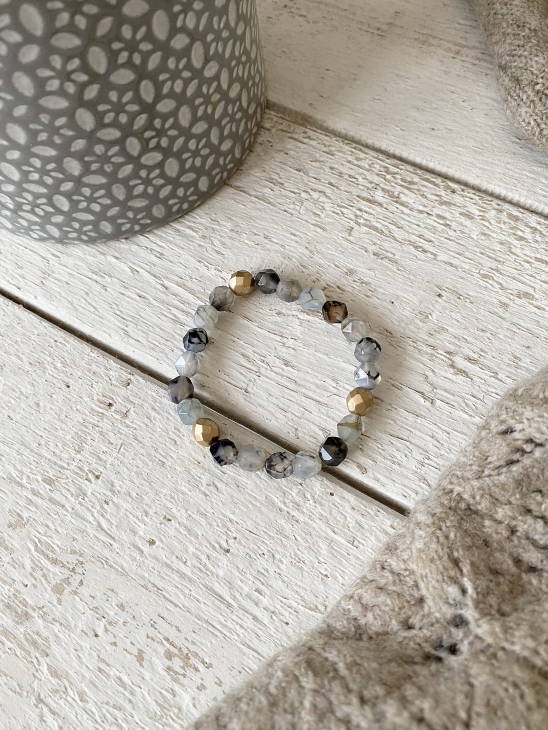 bracelet-elastique-perles-pierres-facette-agate-naturelle-teintee-noir-gris-verre-boheme-dore-gold-mat-cadeau-femme-anniversaire-noel-fête