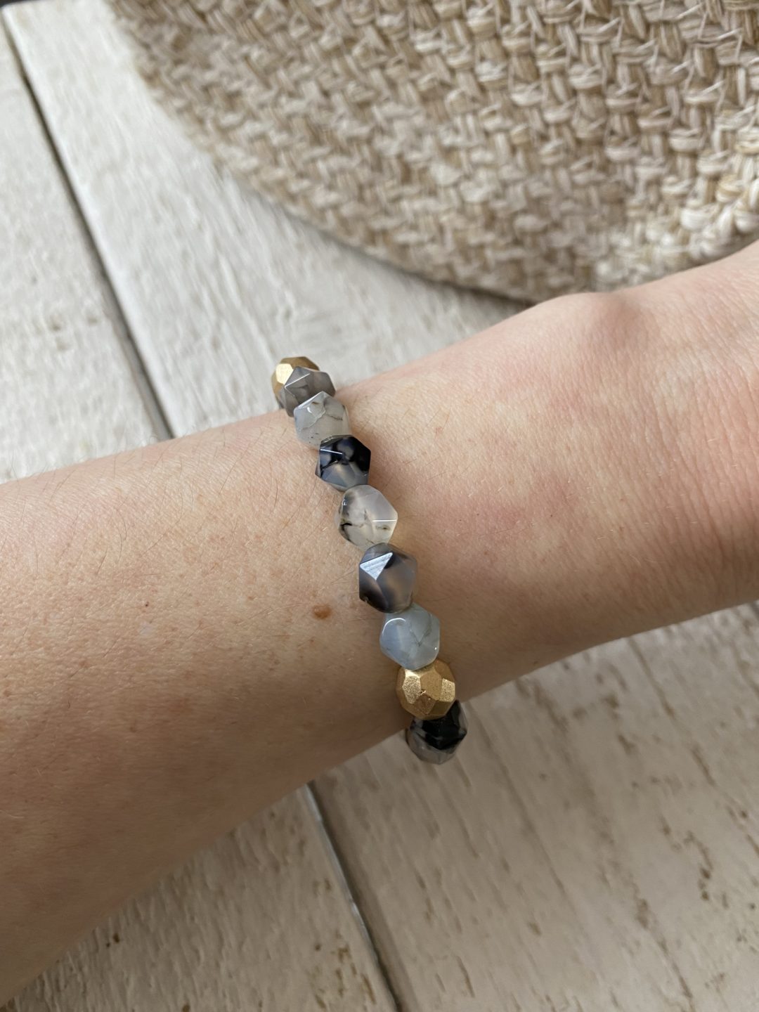 bracelet-elastique-perles-pierres-facette-agate-naturelle-teintee-noir-gris-verre-boheme-dore-gold-mat-cadeau-femme-anniversaire-noel-fête