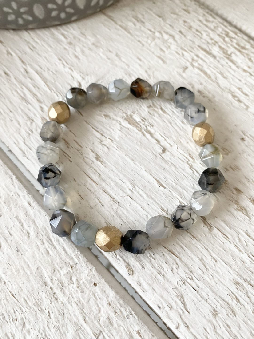 bracelet-elastique-perles-pierres-facette-agate-naturelle-teintee-noir-gris-verre-boheme-dore-gold-mat-cadeau-femme-anniversaire-noel-fête