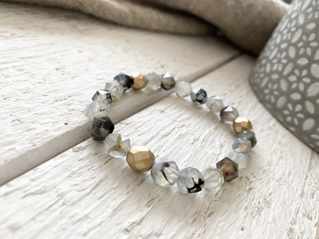 bracelet-elastique-perles-pierres-facette-agate-naturelle-teintee-noir-gris-verre-boheme-dore-gold-mat-cadeau-femme-anniversaire-noel-fête