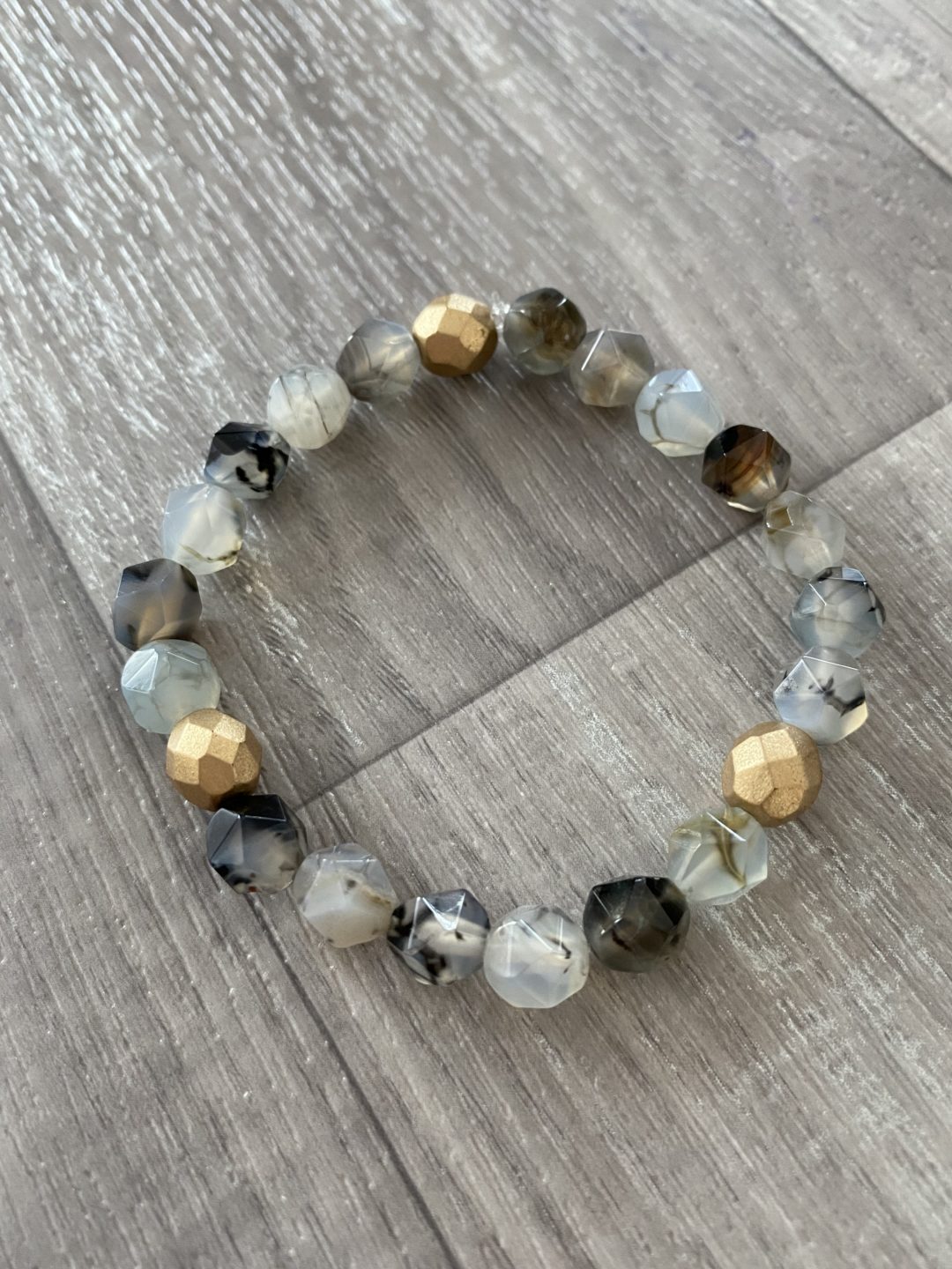 bracelet-elastique-perles-pierres-facette-agate-naturelle-teintee-noir-gris-verre-boheme-dore-gold-mat-cadeau-femme-anniversaire-noel-fête