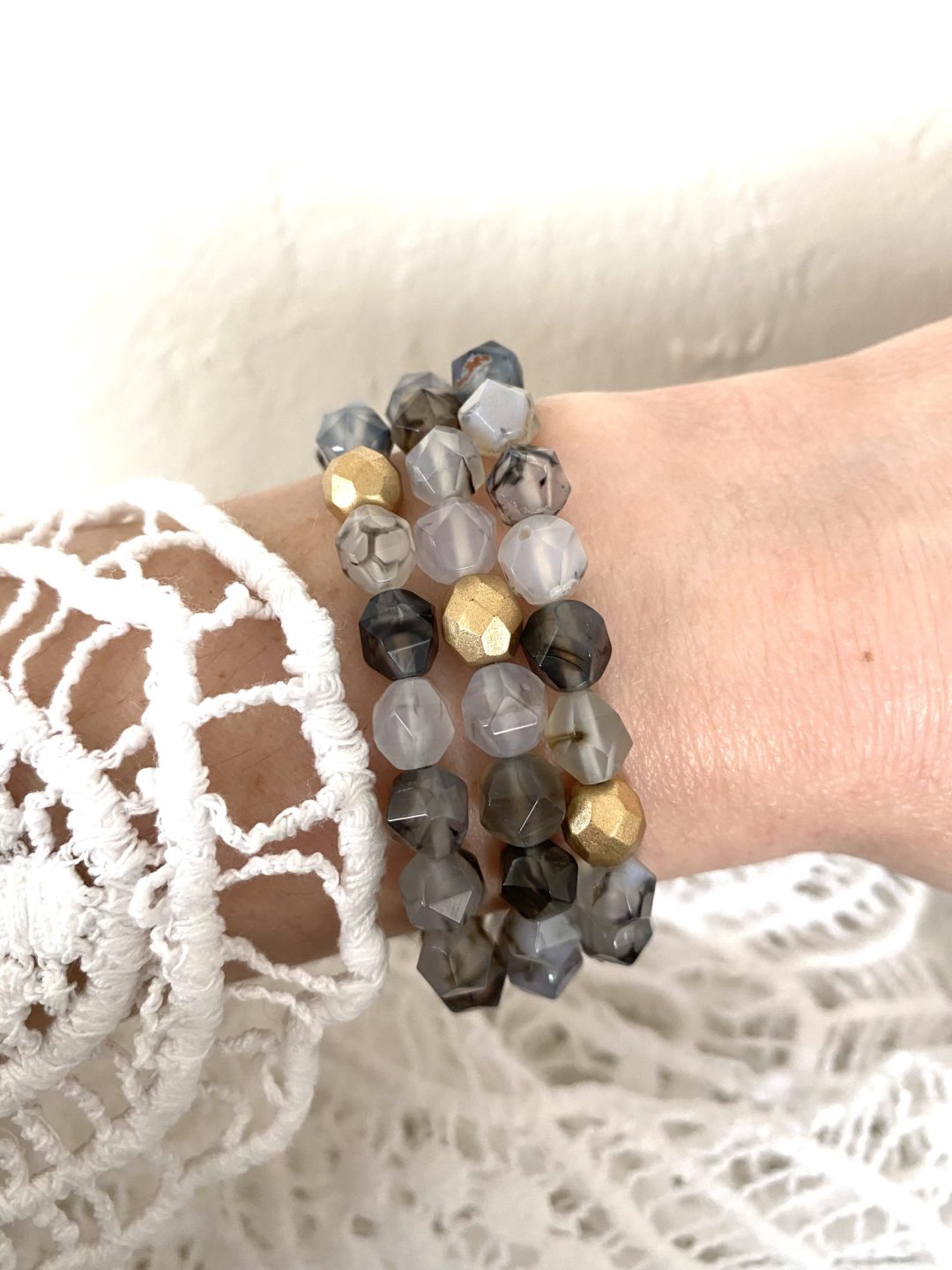 bracelet-elastique-perles-pierres-facette-agate-teintee-noir-gris-verre-boheme-dore-gold-mat-cadeau-femme-gemme