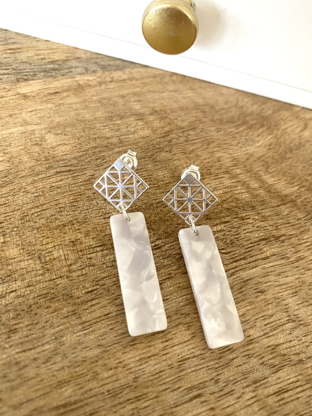 boucles-doreilles-pendantes-argent-blanc-nacre-acetate-de-cellulose-rectangle-bijou-cadeau-femme