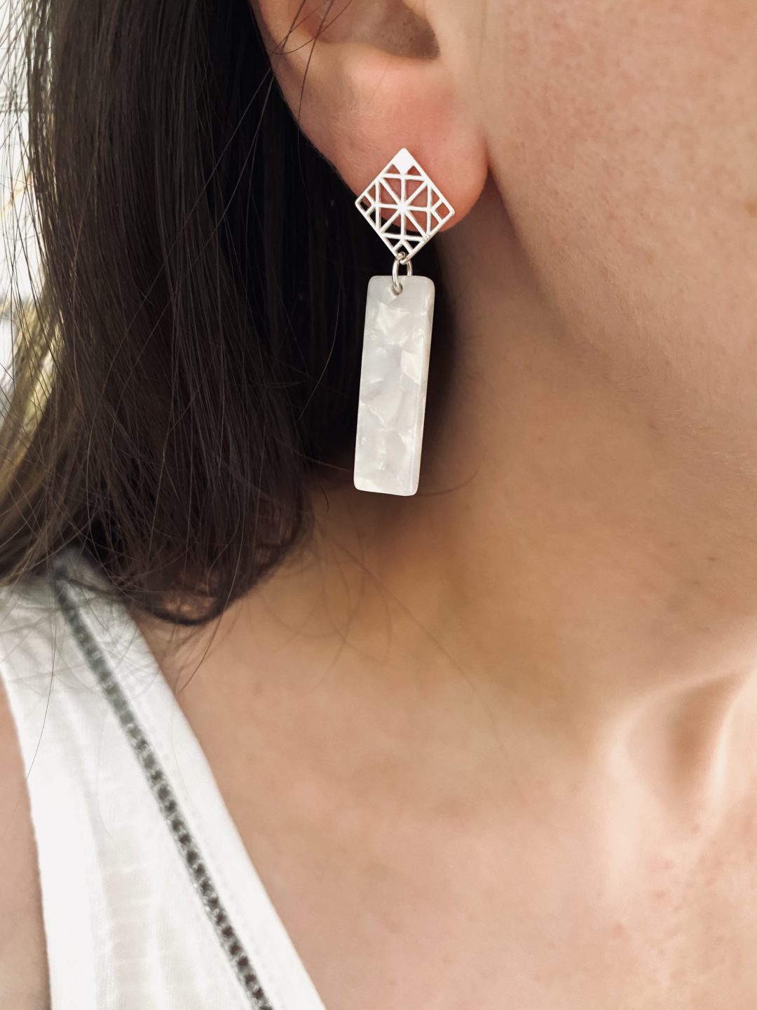 boucles-doreilles-pendantes-argent-blanc-nacre-acetate-de-cellulose-rectangle-bijou-cadeau-femme