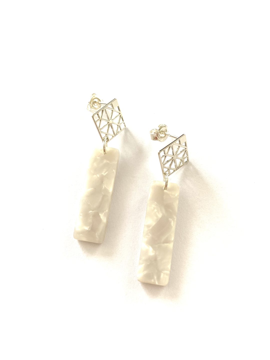 boucles-doreilles-pendantes-argent-blanc-nacre-acetate-de-cellulose-rectangle-bijou-cadeau-femme