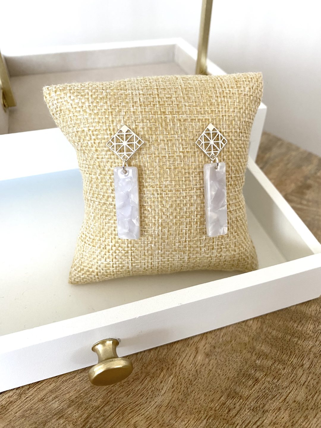 boucles-doreilles-pendantes-argent-blanc-nacre-acetate-de-cellulose-rectangle-bijou-cadeau-femme