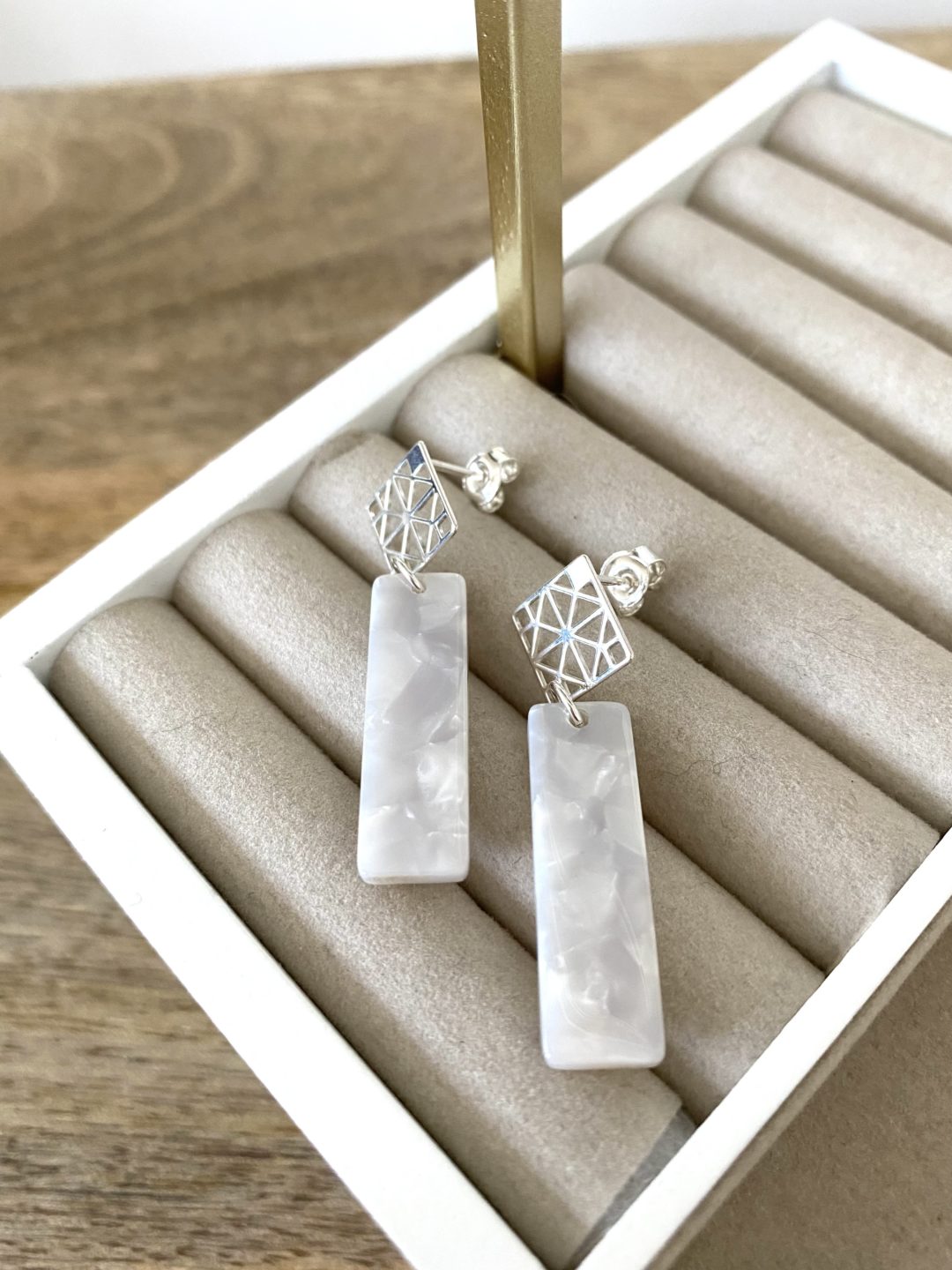 boucles-doreilles-pendantes-argent-blanc-nacre-acetate-de-cellulose-rectangle-bijou-cadeau-femme