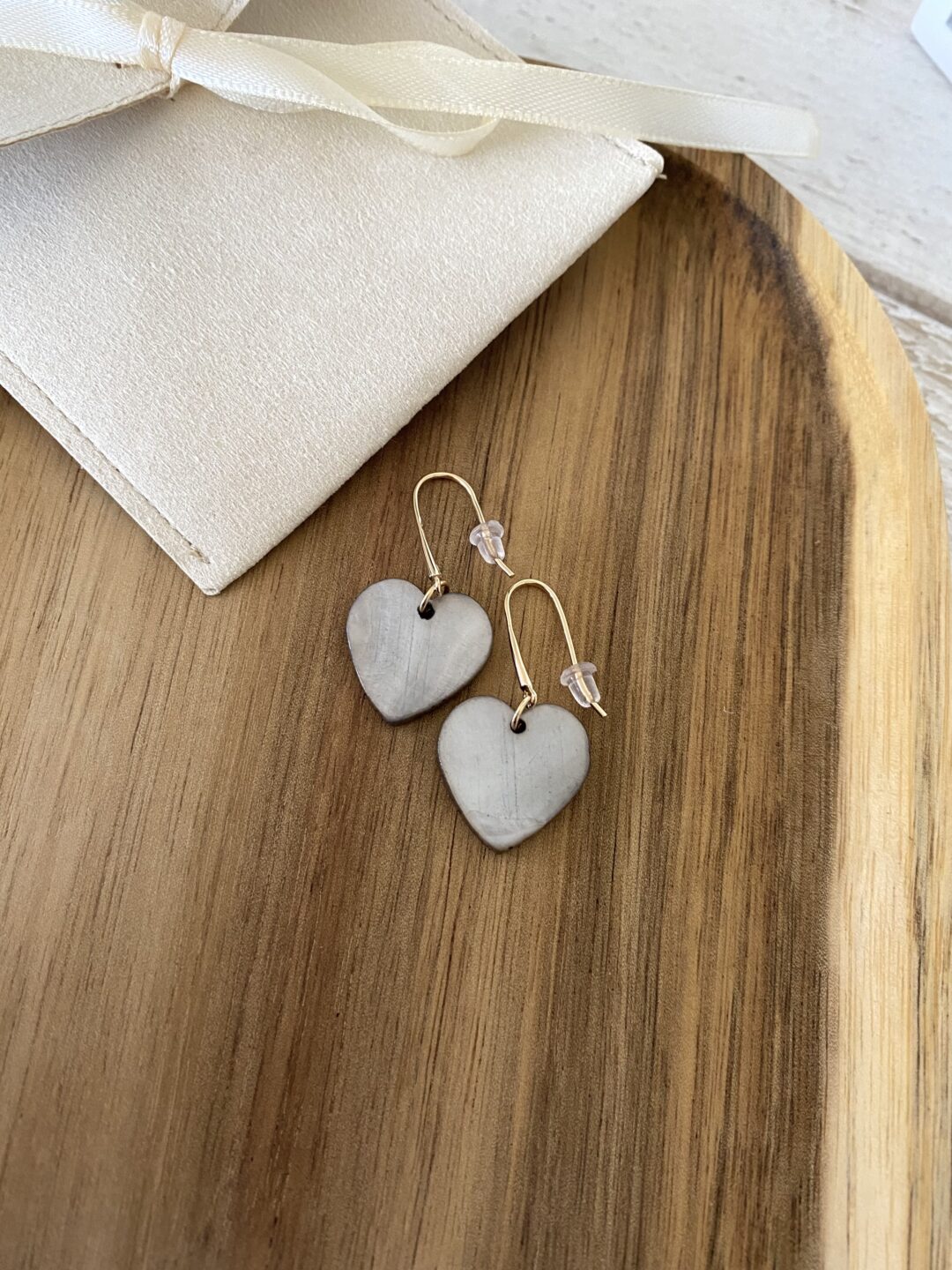 boucles-oreilles-plaque-or-dore-coeur-nacre-grise-bijoux-cadeau-femme