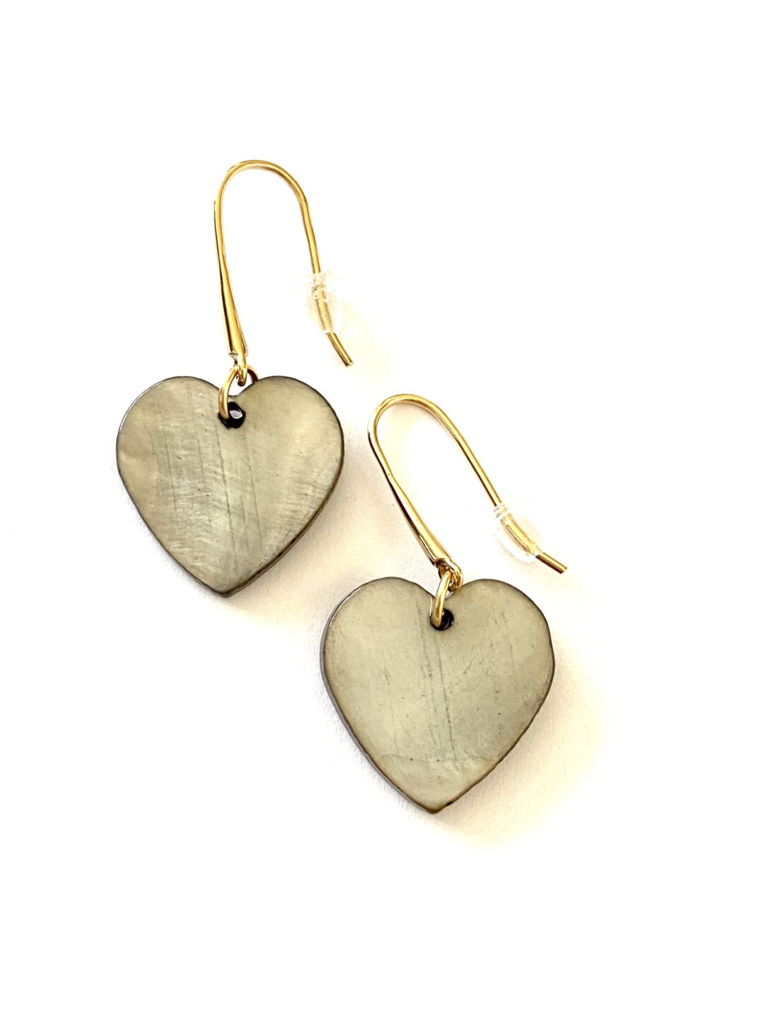 boucles-oreilles-plaque-or-dore-coeur-nacre-grise-bijoux-cadeau-femme