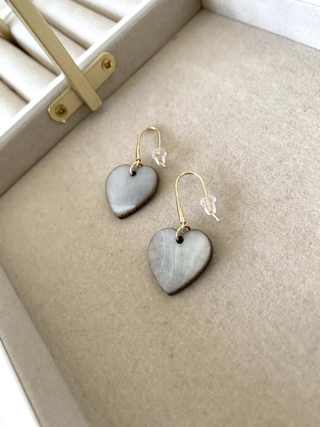 boucles-oreilles-plaque-or-dore-coeur-nacre-grise-bijoux-cadeau-femme