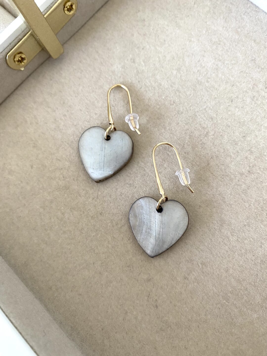 boucles-oreilles-plaque-or-dore-coeur-nacre-grise-bijoux-cadeau-femme