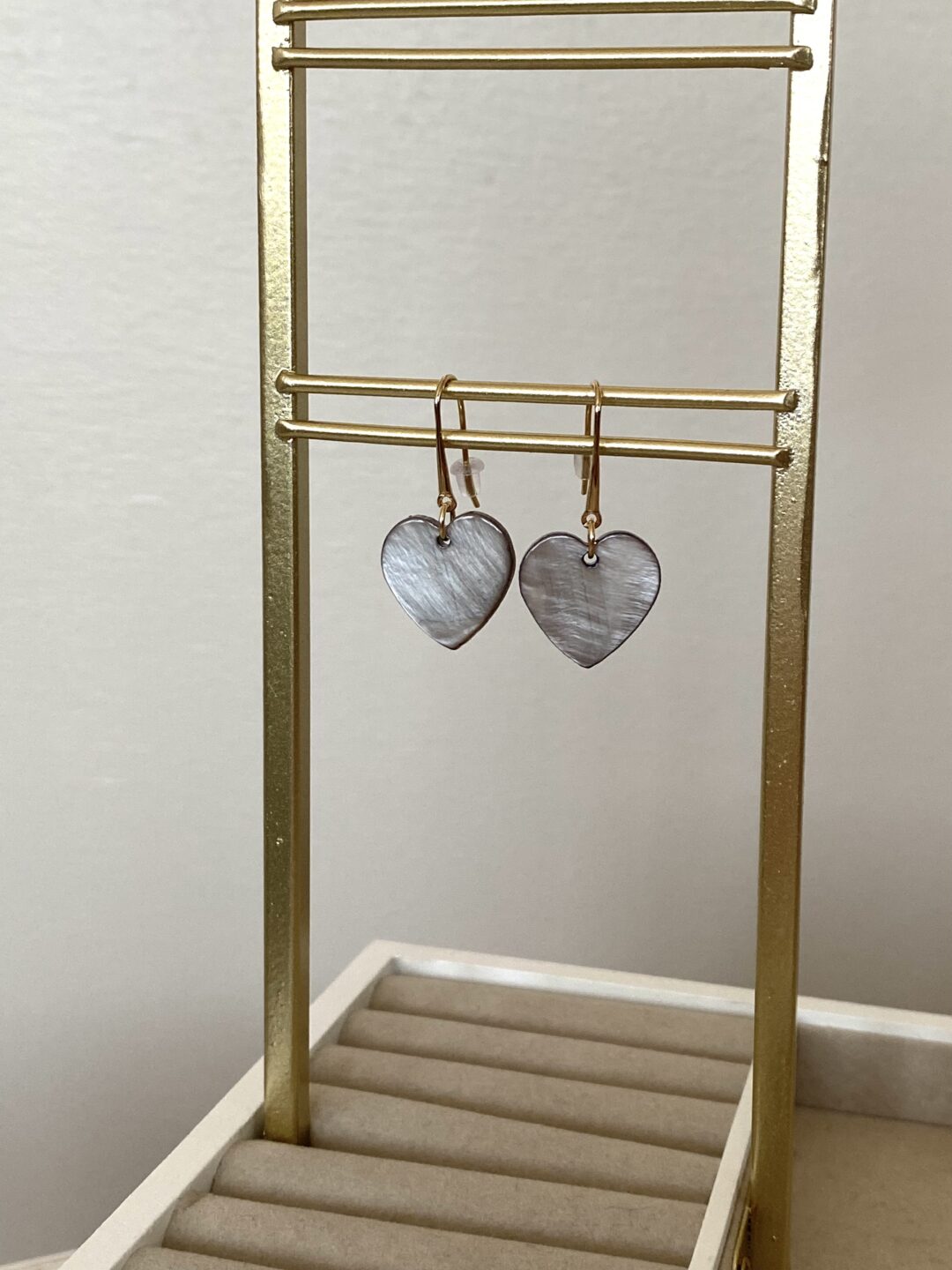 boucles-oreilles-plaque-or-dore-coeur-nacre-grise-bijoux-cadeau-femme