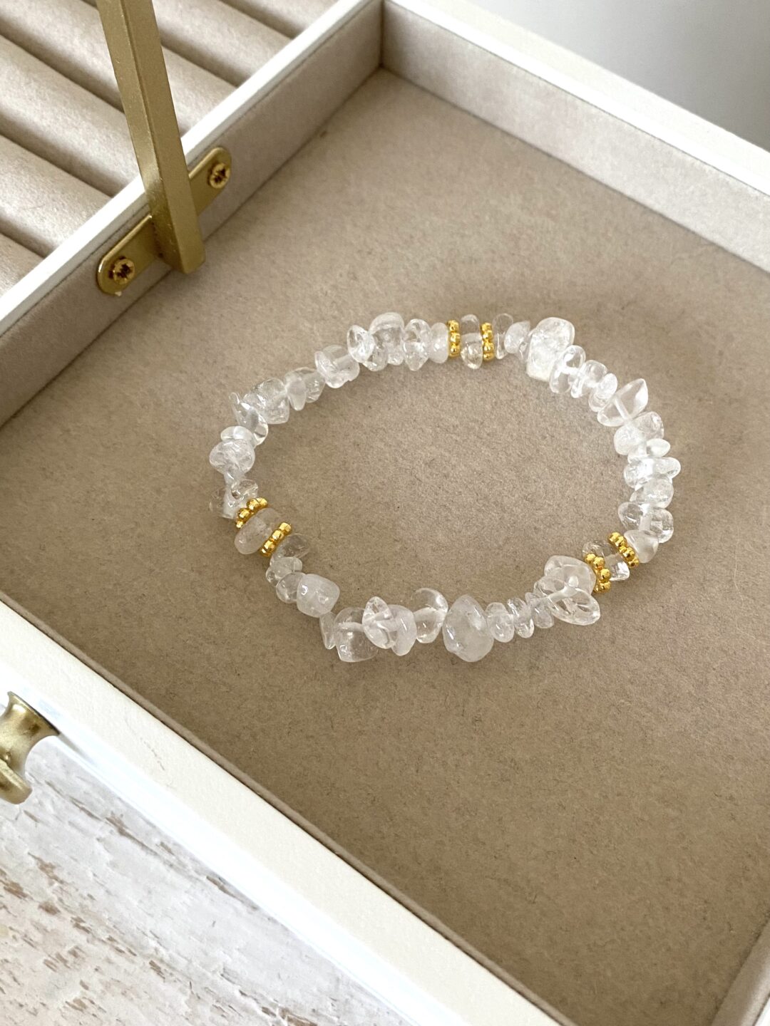 bracelet-elastique-pierre-naturelle-cristal-de-roche-dore-fleur-bijoux-cadeau-femme