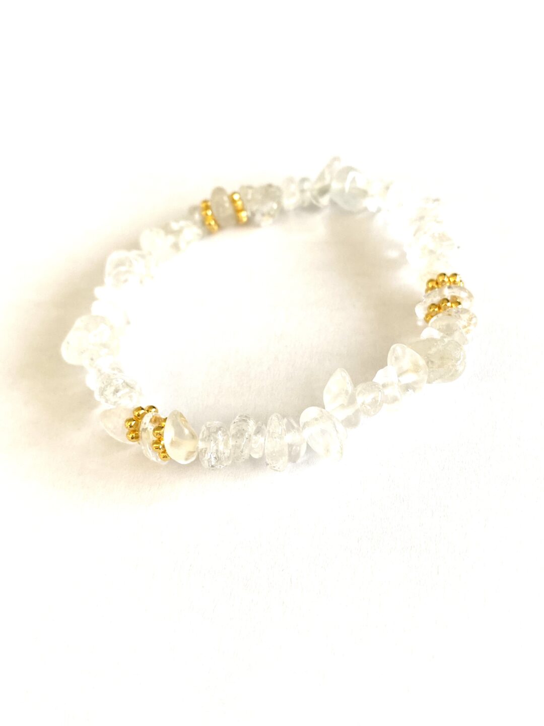 bracelet-elastique-pierre-naturelle-cristal-de-roche-dore-fleur-bijoux-cadeau-femme