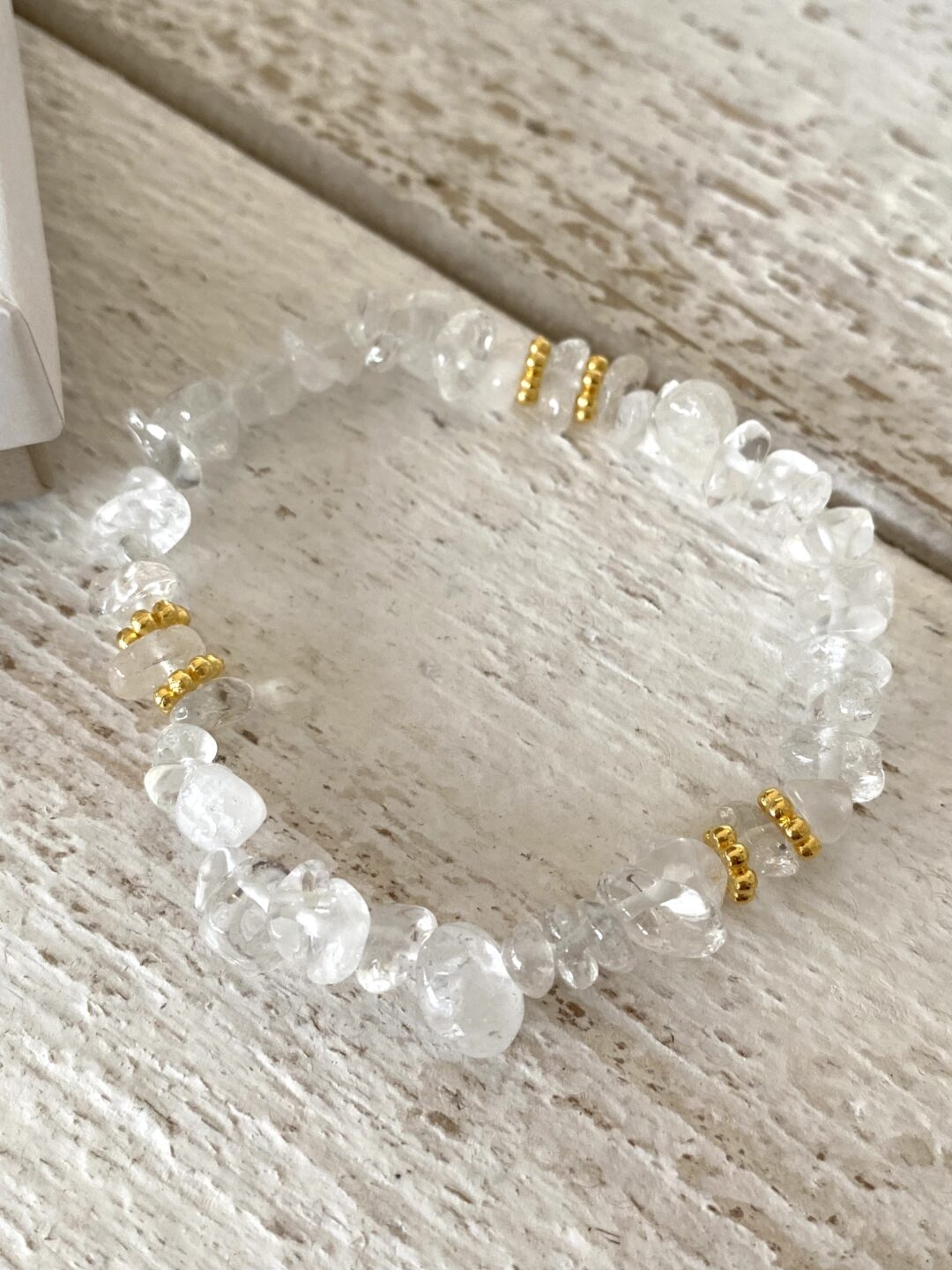 bracelet-elastique-pierre-naturelle-cristal-de-roche-dore-fleur-bijoux-cadeau-femme