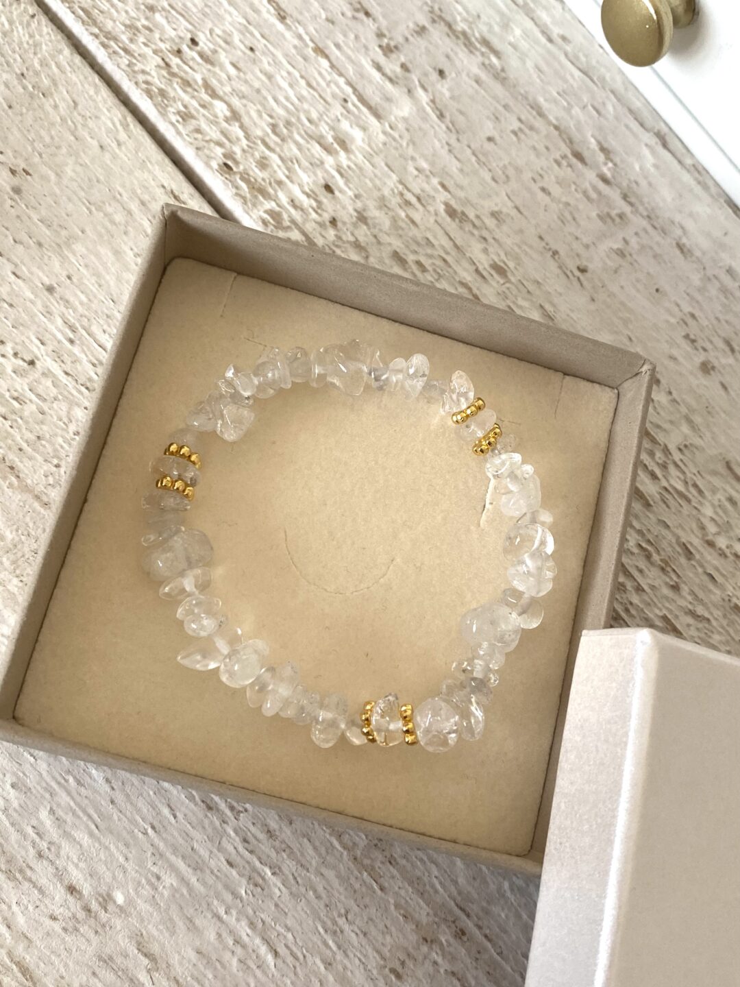 bracelet-elastique-pierre-naturelle-cristal-de-roche-dore-fleur-bijoux-cadeau-femme