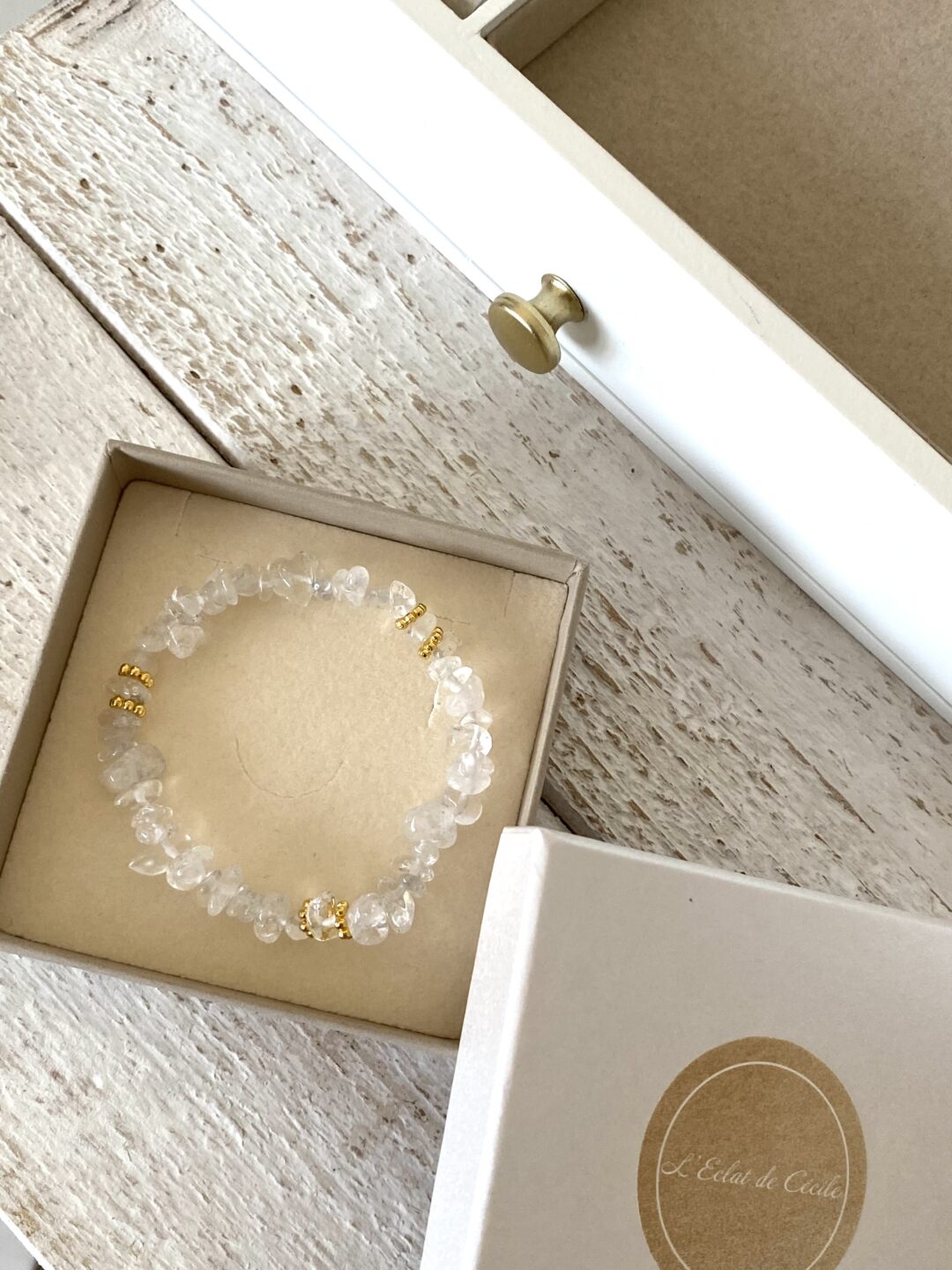 bracelet-elastique-pierre-naturelle-cristal-de-roche-dore-fleur-bijoux-cadeau-femme