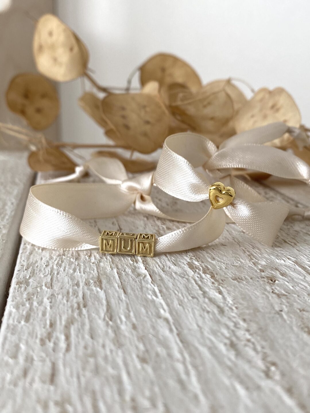 duo-bracelets-mere-enfant-maman-bebe-mum-mom-baby-ruban-satin-dore-coeur-lettre-personnalise-cadeau-femme-bijoux