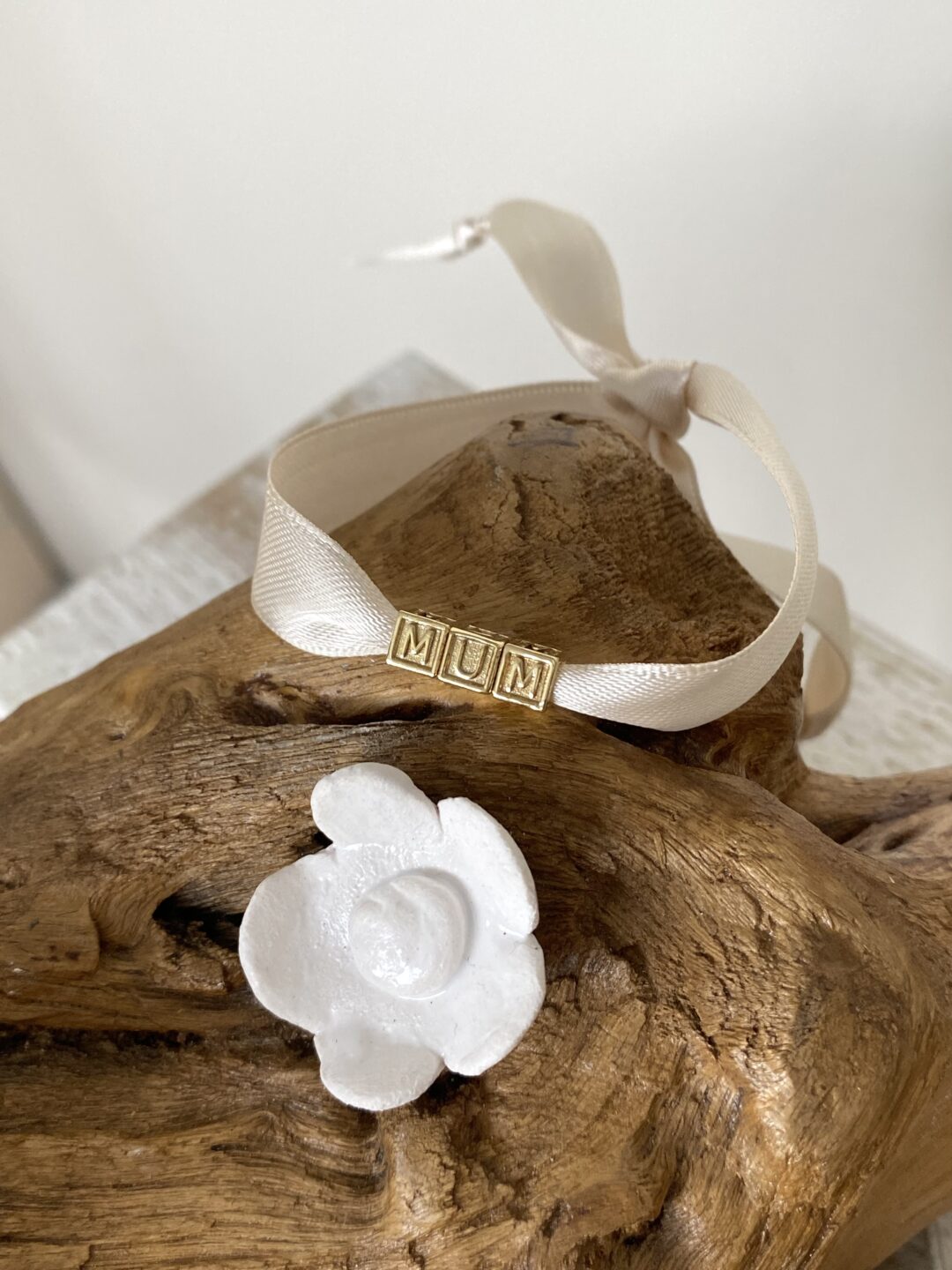 duo-bracelets-mere-enfant-maman-bebe-mum-mom-baby-ruban-satin-dore-coeur-lettre-personnalise-cadeau-femme-bijoux