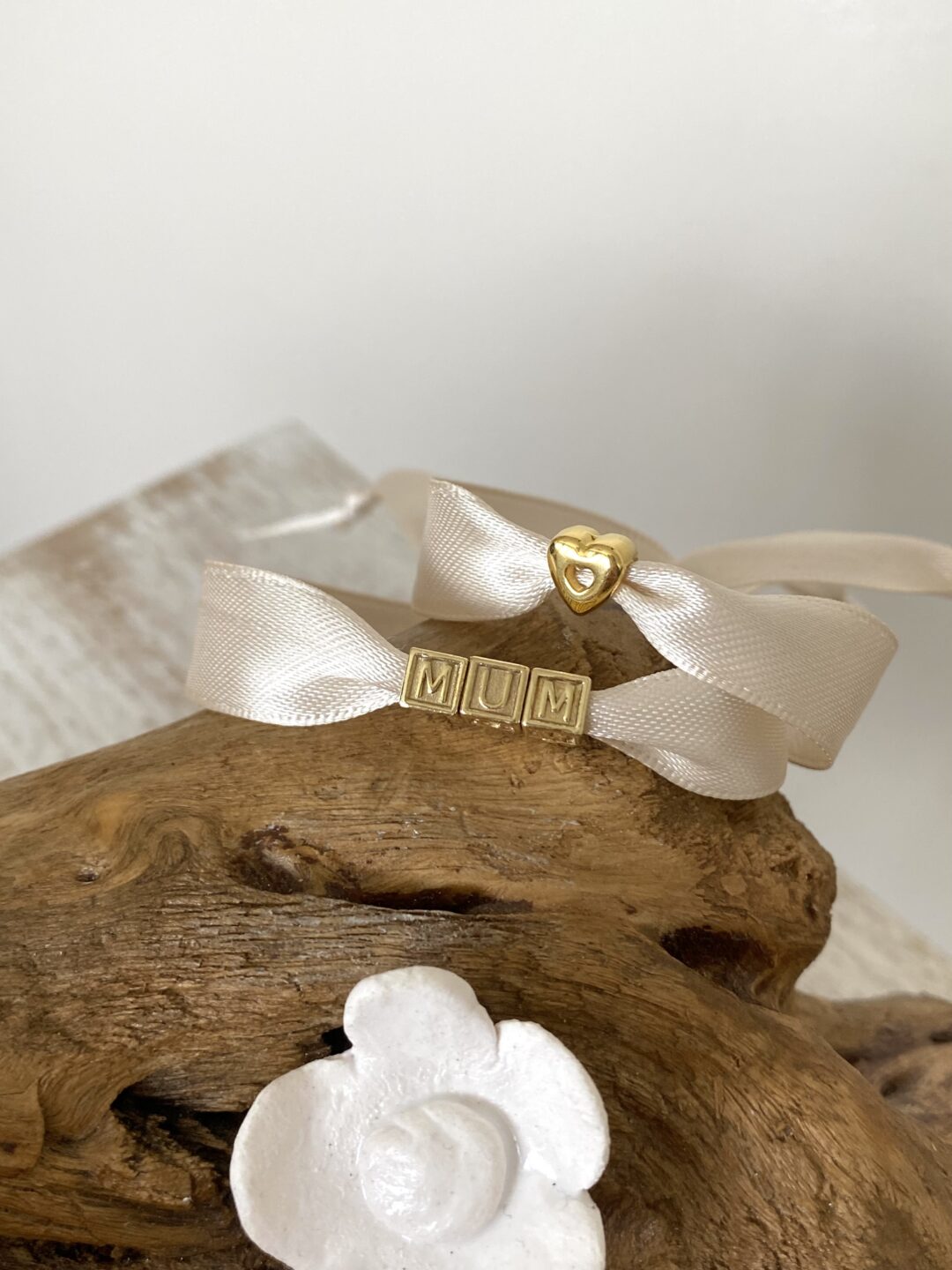 duo-bracelets-mere-enfant-maman-bebe-mum-mom-baby-ruban-satin-dore-coeur-lettre-personnalise-cadeau-femme-bijoux