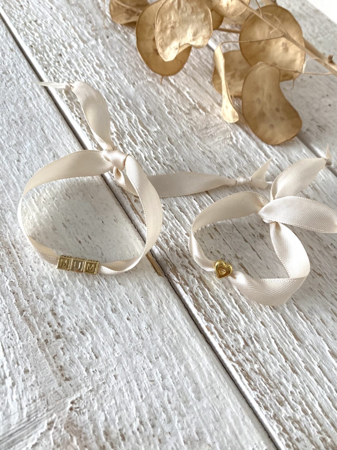 duo-bracelets-mere-enfant-maman-bebe-mum-mom-baby-ruban-satin-dore-coeur-lettre-personnalise-cadeau-femme-bijoux