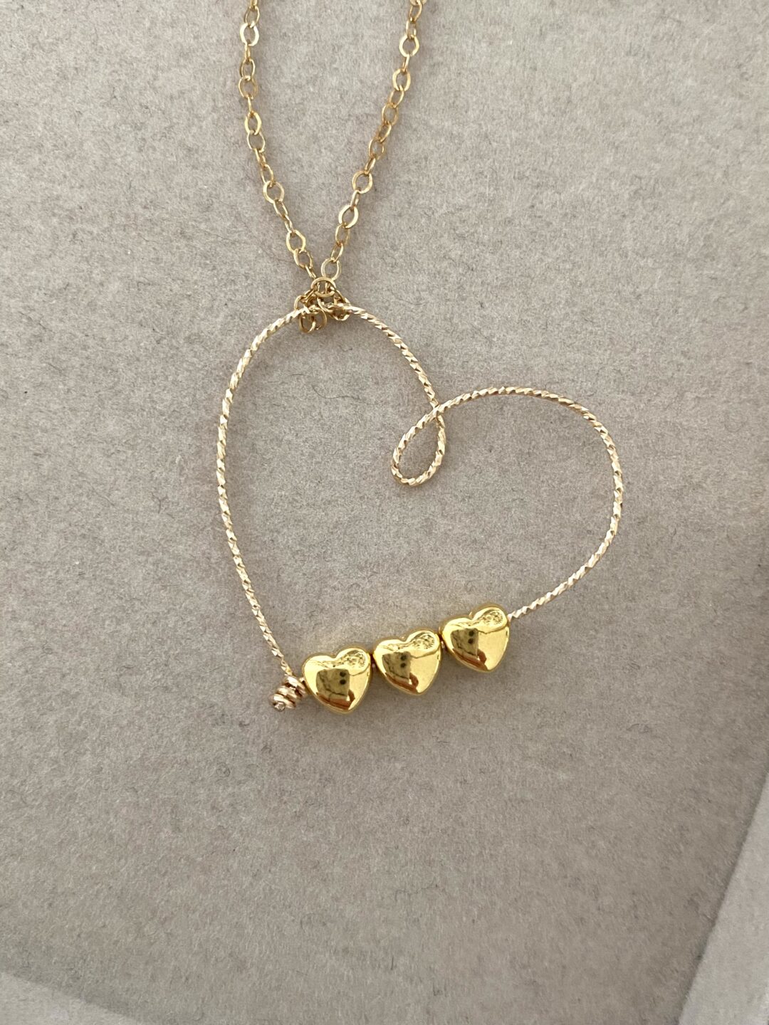 collier-dore-plaque-or-gold-filled-coeur-diamante-symbolique-fait-main-bijoux-cadeau-femme-maman