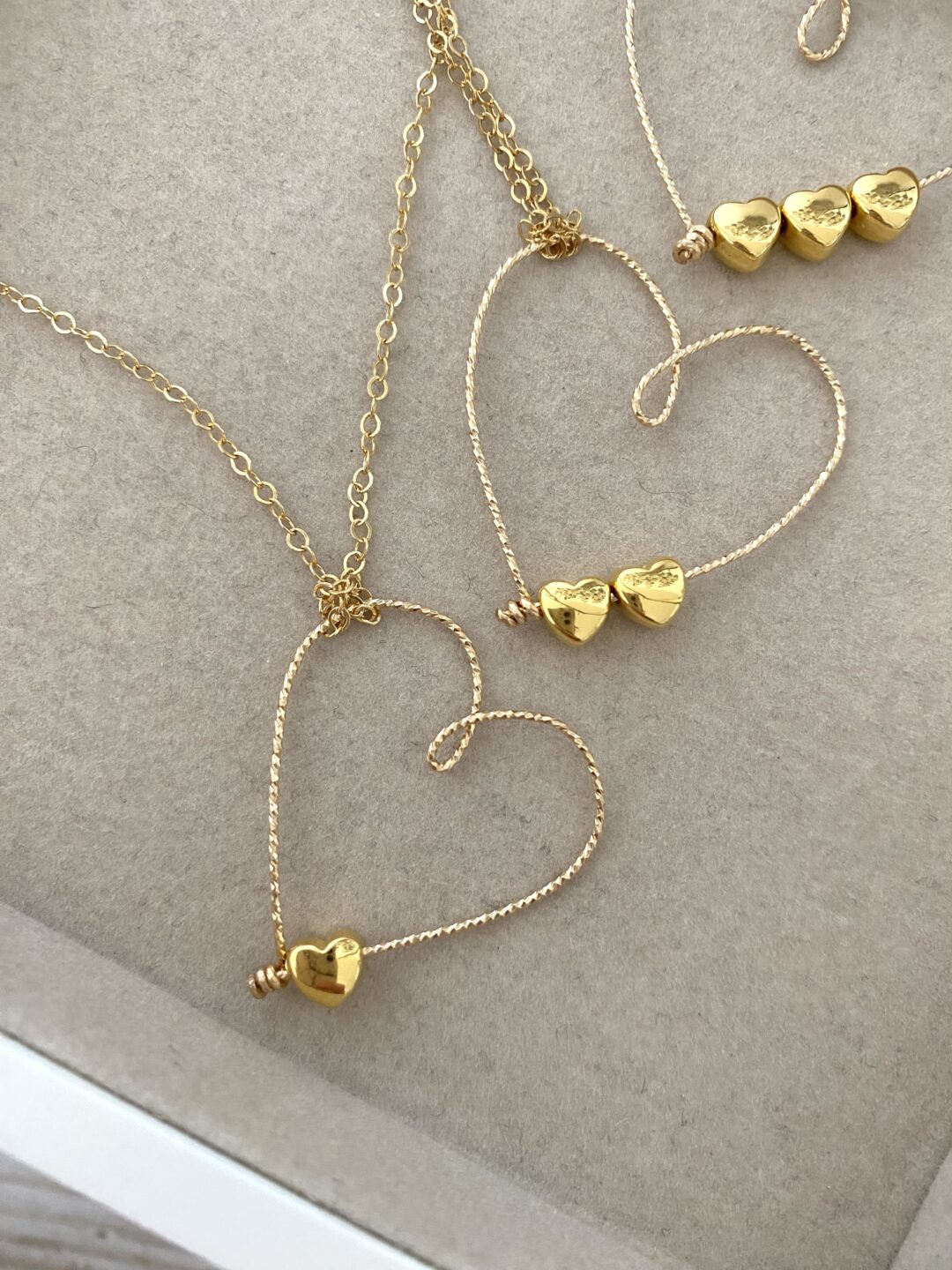 collier-dore-plaque-or-gold-filled-coeur-diamante-symbolique-fait-main-bijoux-cadeau-femme-maman