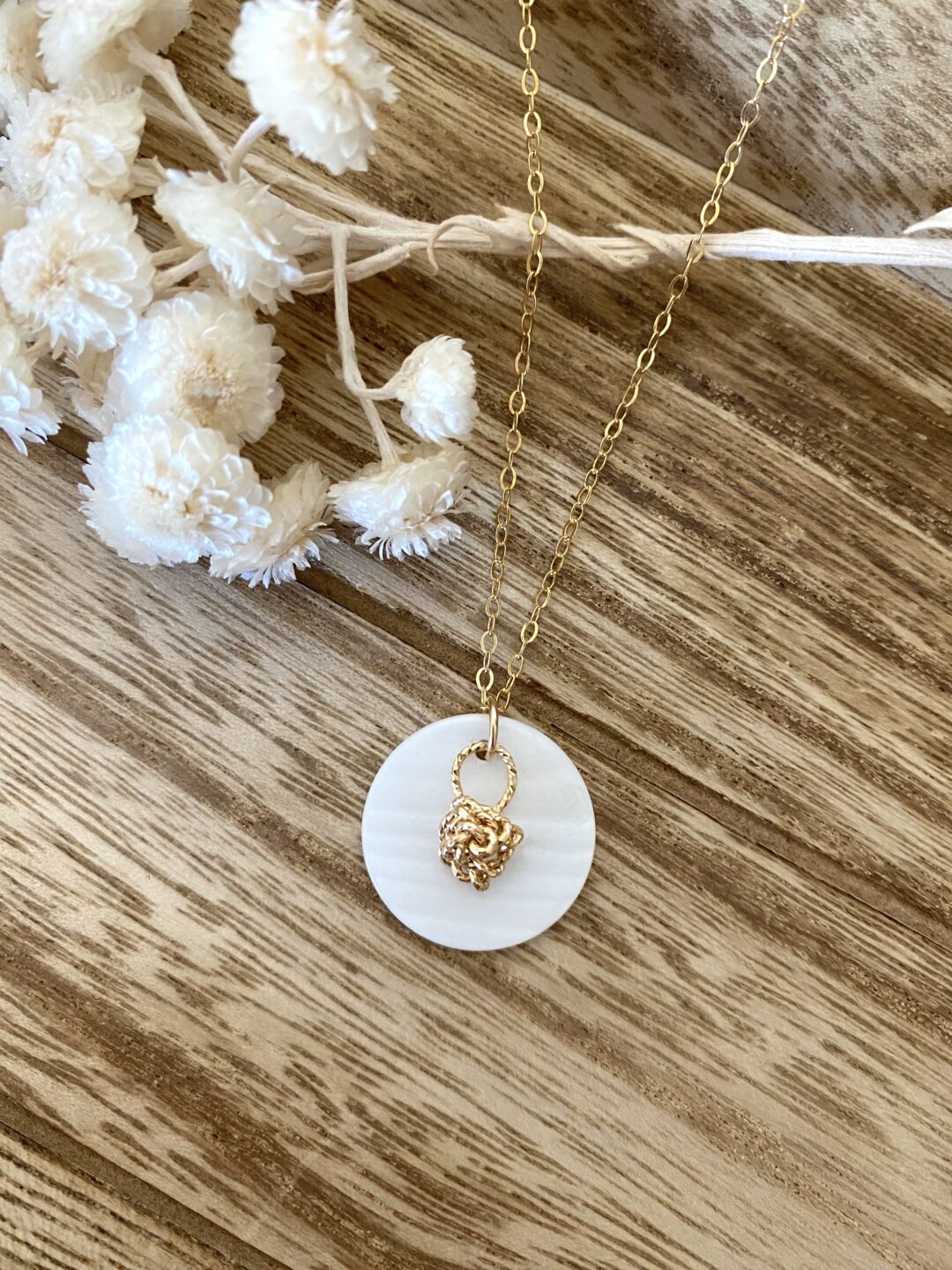 collier-sautoir-dore-gold-filled-plaque-or-nacre-rose-diamantee-fait-main-bijoux-femme-cadeau