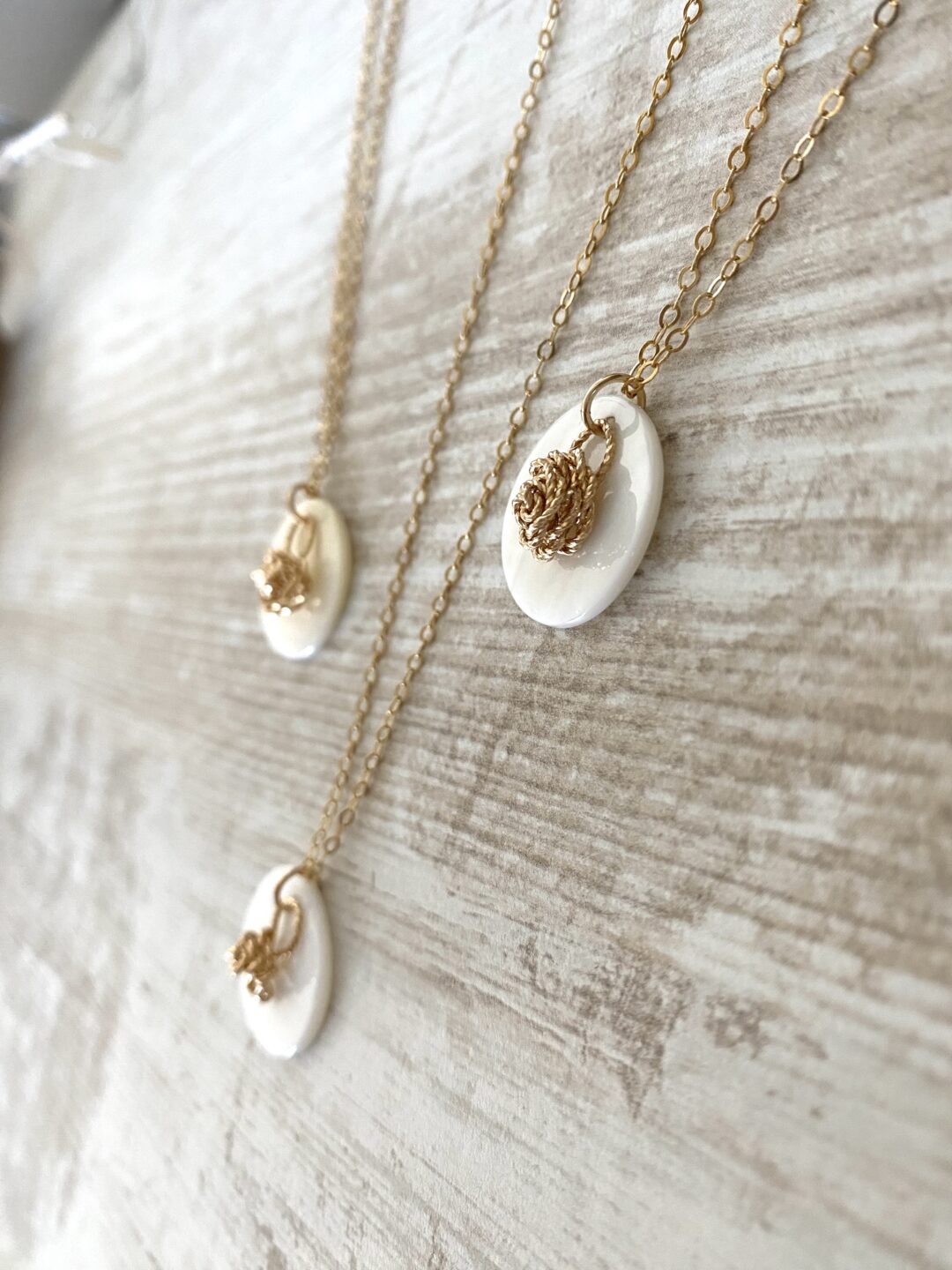 collier-sautoir-dore-gold-filled-plaque-or-nacre-rose-diamantee-fait-main-bijoux-femme-cadeau