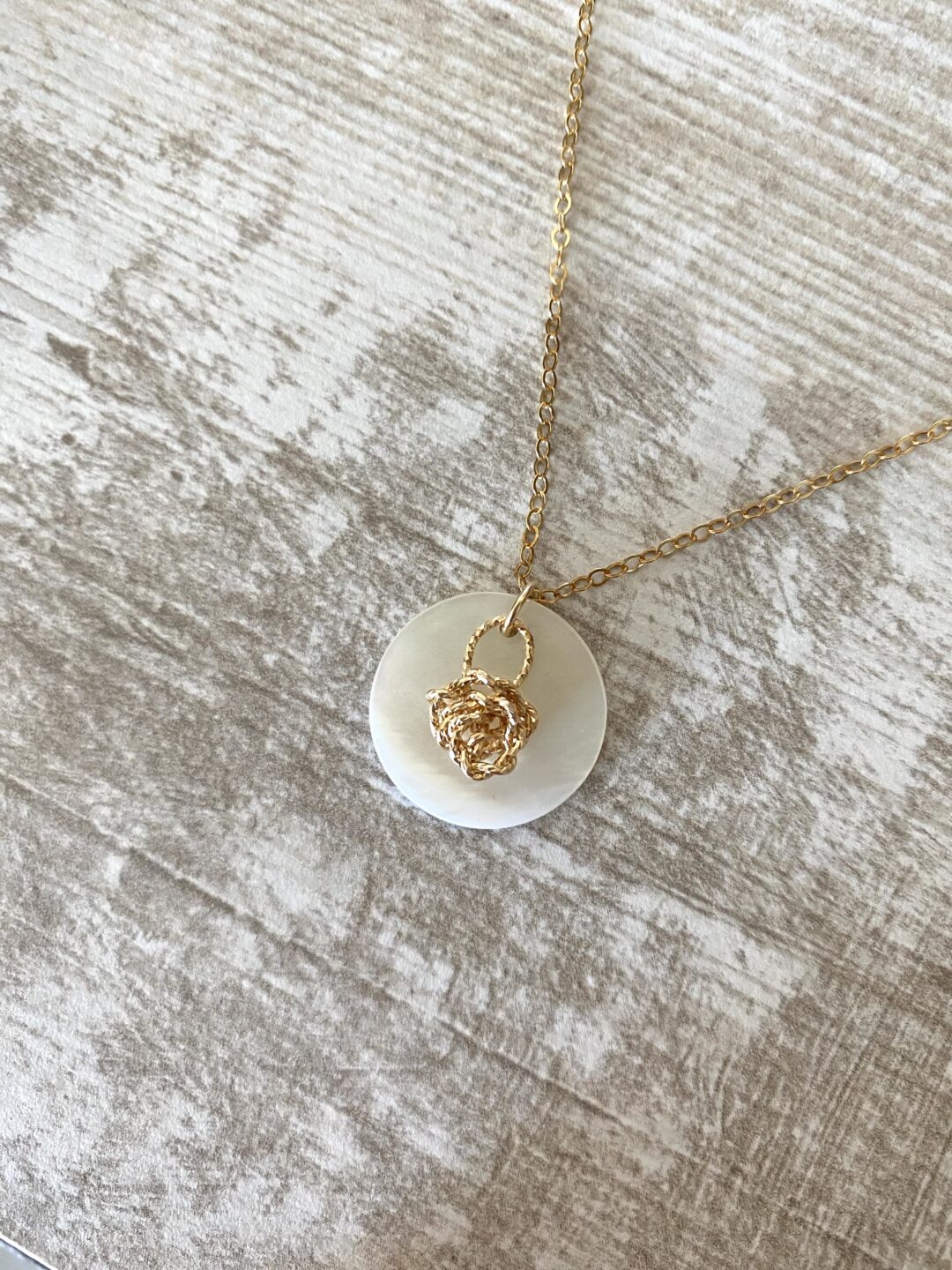 collier-sautoir-dore-gold-filled-plaque-or-nacre-rose-diamantee-fait-main-bijoux-femme-cadeau