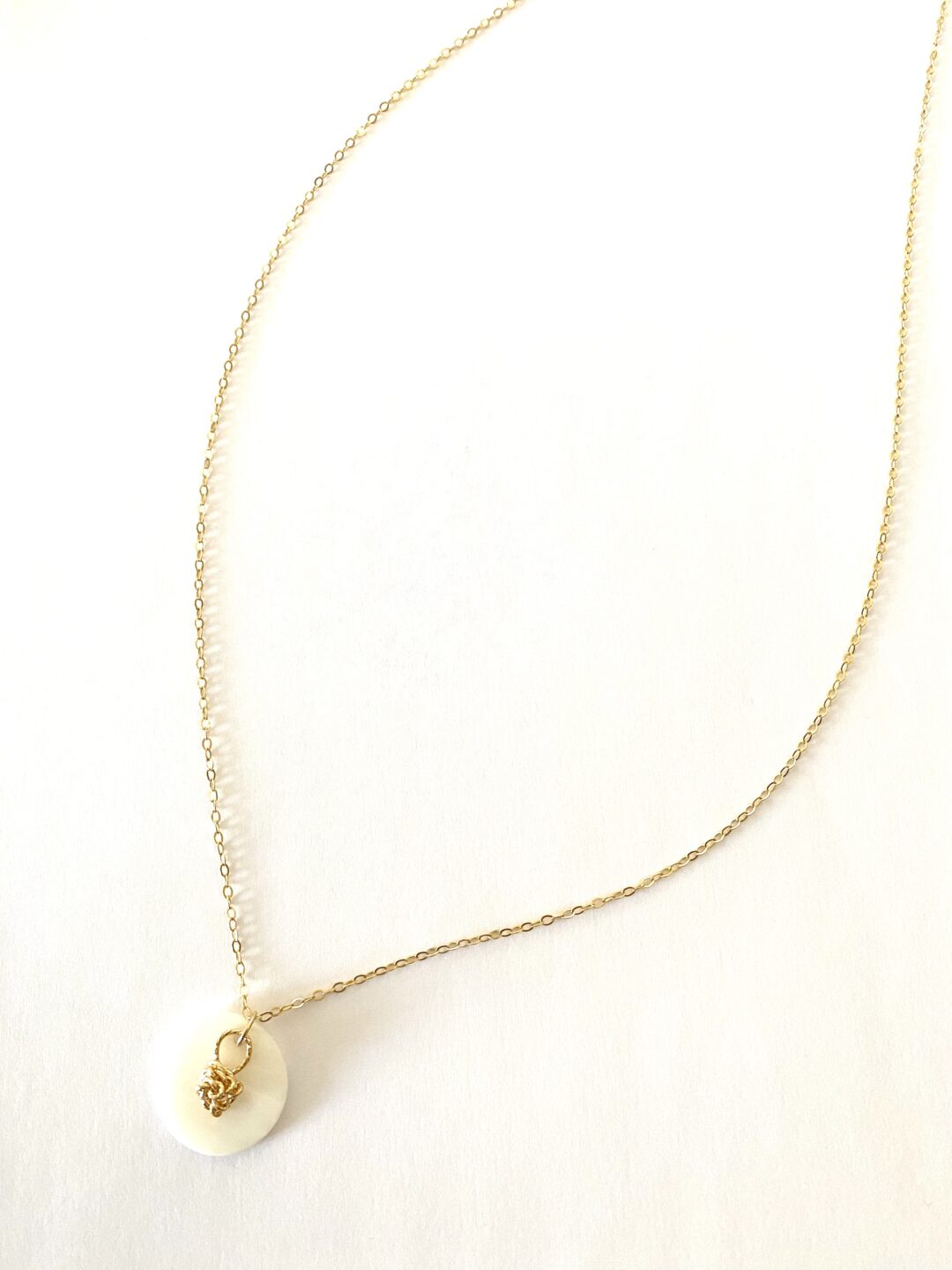 collier-sautoir-dore-gold-filled-plaque-or-nacre-rose-diamantee-fait-main-bijoux-femme-cadeau