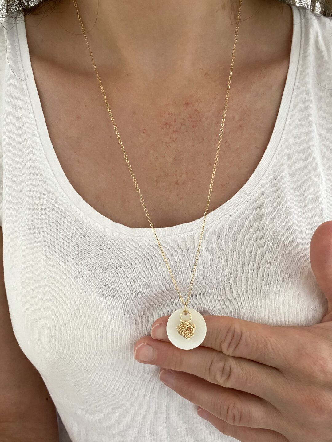 collier-sautoir-dore-gold-filled-plaque-or-nacre-rose-diamantee-fait-main-bijoux-femme-cadeau