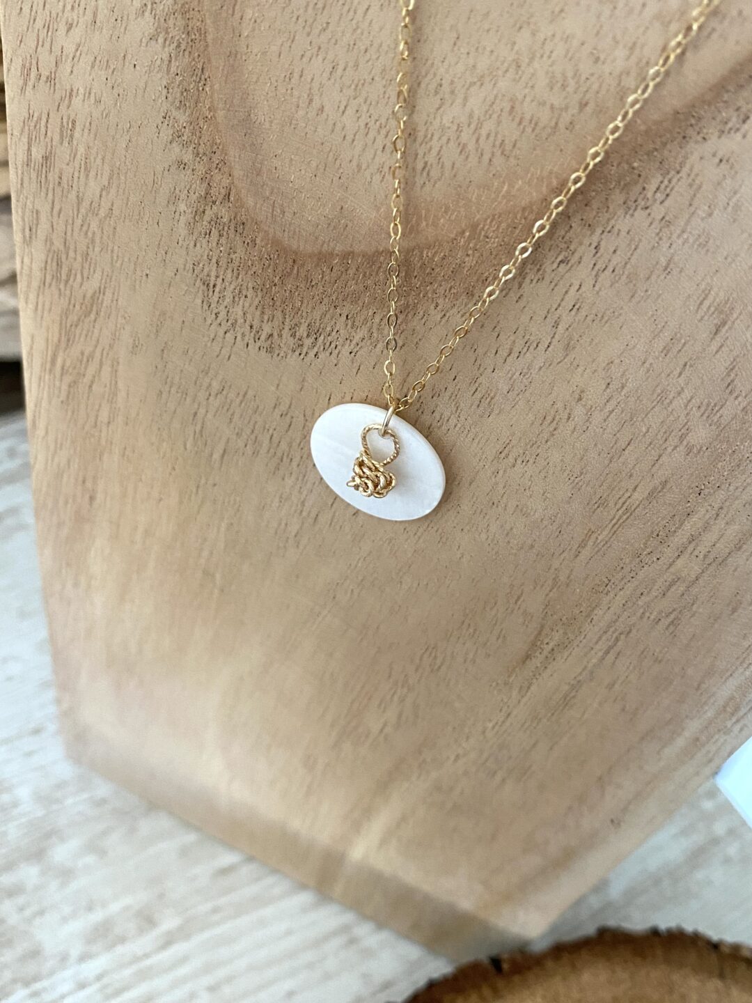 collier-sautoir-dore-gold-filled-plaque-or-nacre-rose-diamantee-fait-main-bijoux-femme-cadeau