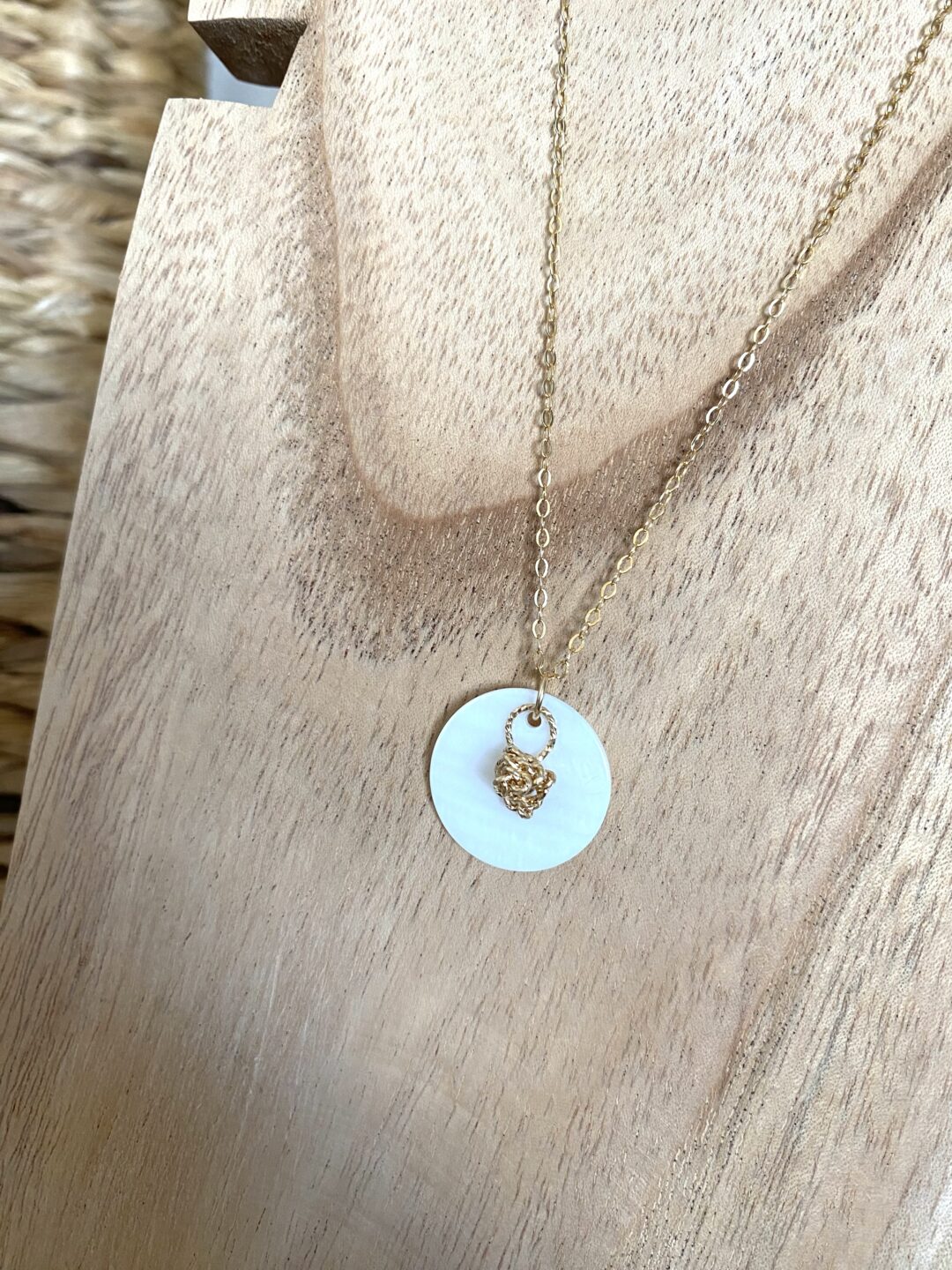 collier-sautoir-dore-gold-filled-plaque-or-nacre-rose-diamantee-fait-main-bijoux-femme-cadeau