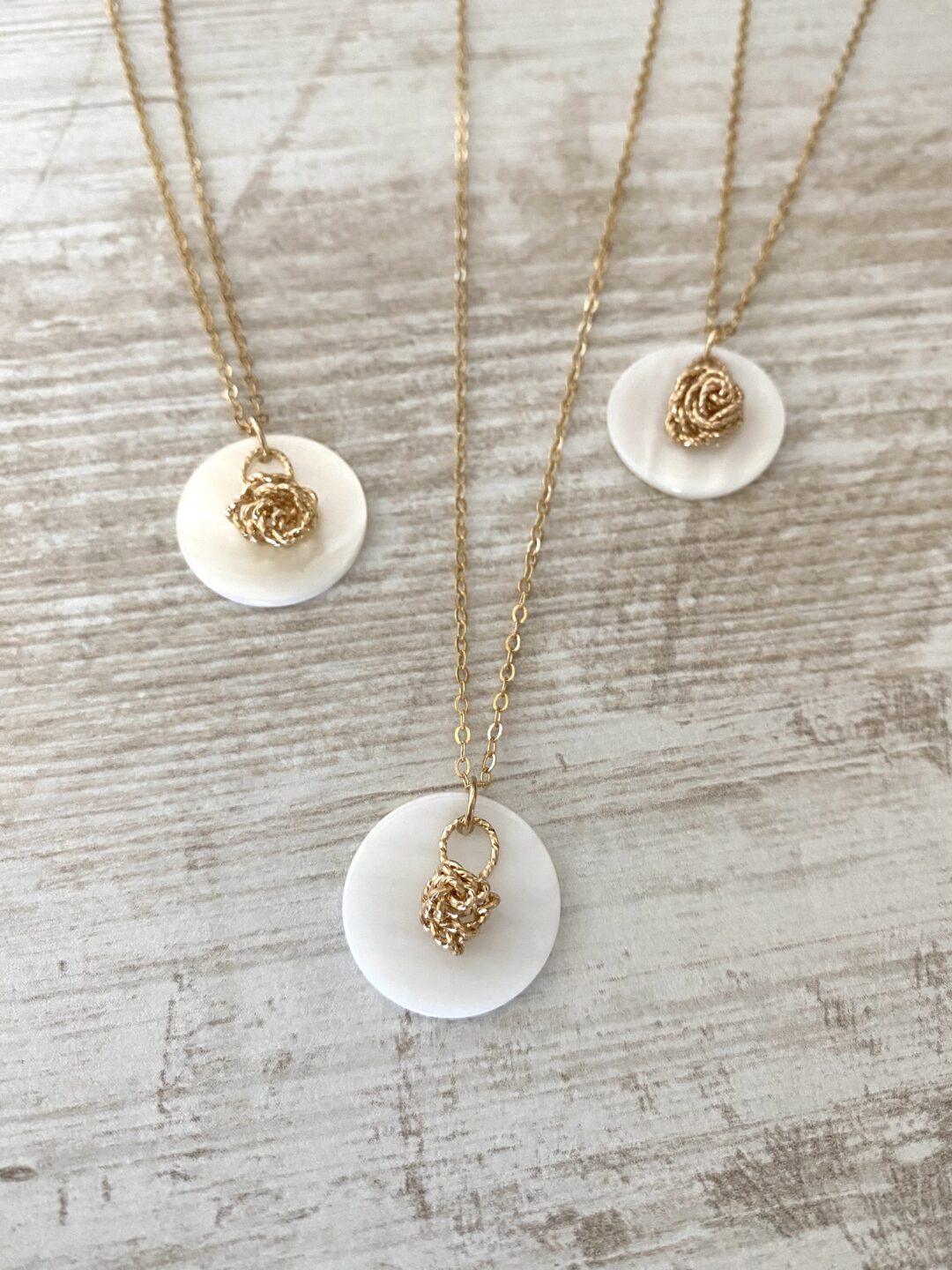 collier-sautoir-dore-gold-filled-plaque-or-nacre-rose-diamantee-fait-main-bijoux-femme-cadeau