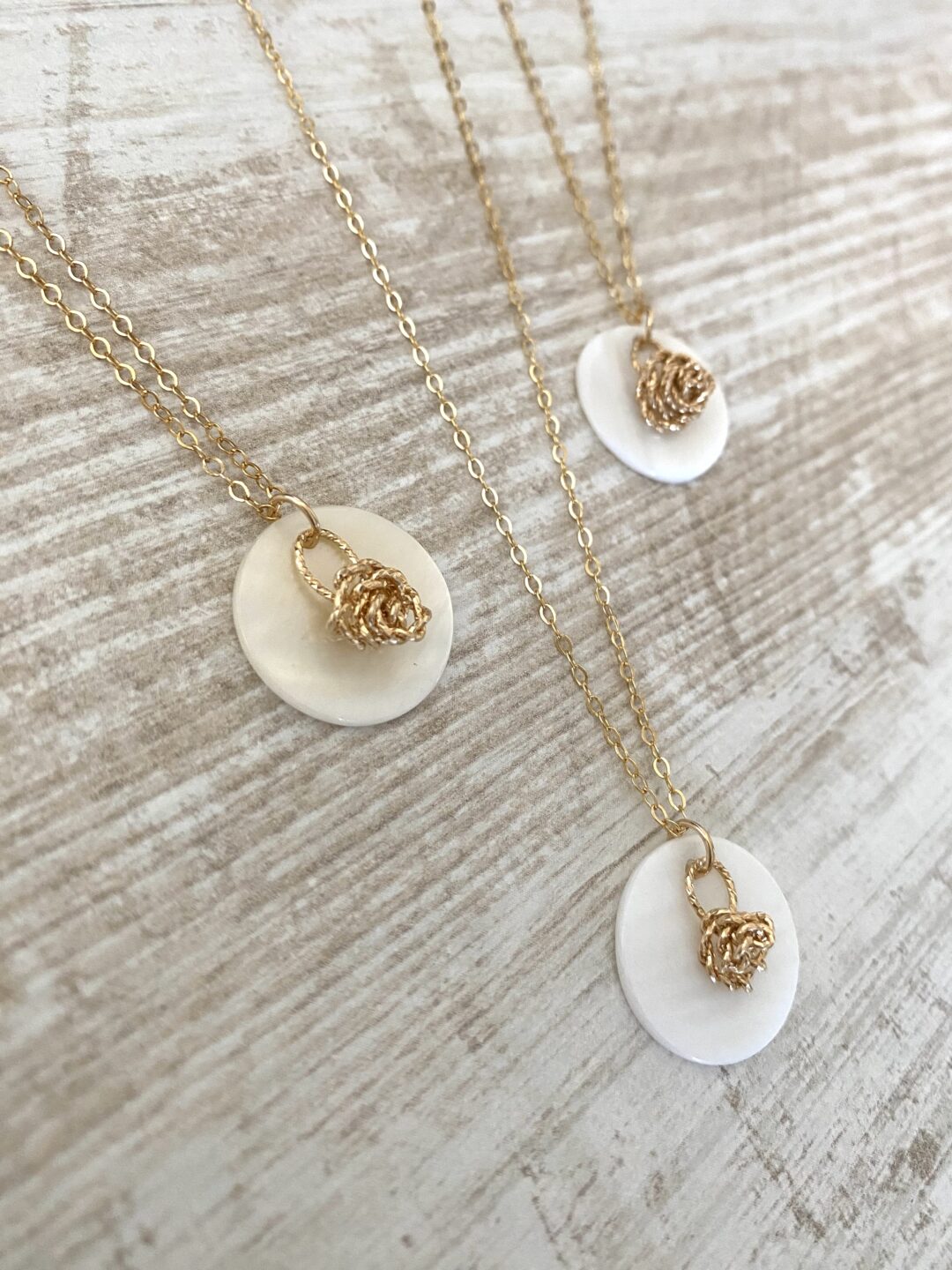 collier-sautoir-dore-gold-filled-plaque-or-nacre-rose-diamantee-fait-main-bijoux-femme-cadeau
